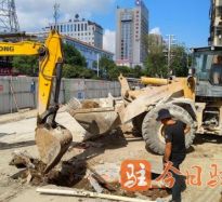 乳逼插高温下的坚守｜道路建设者用汗水铺就畅通路